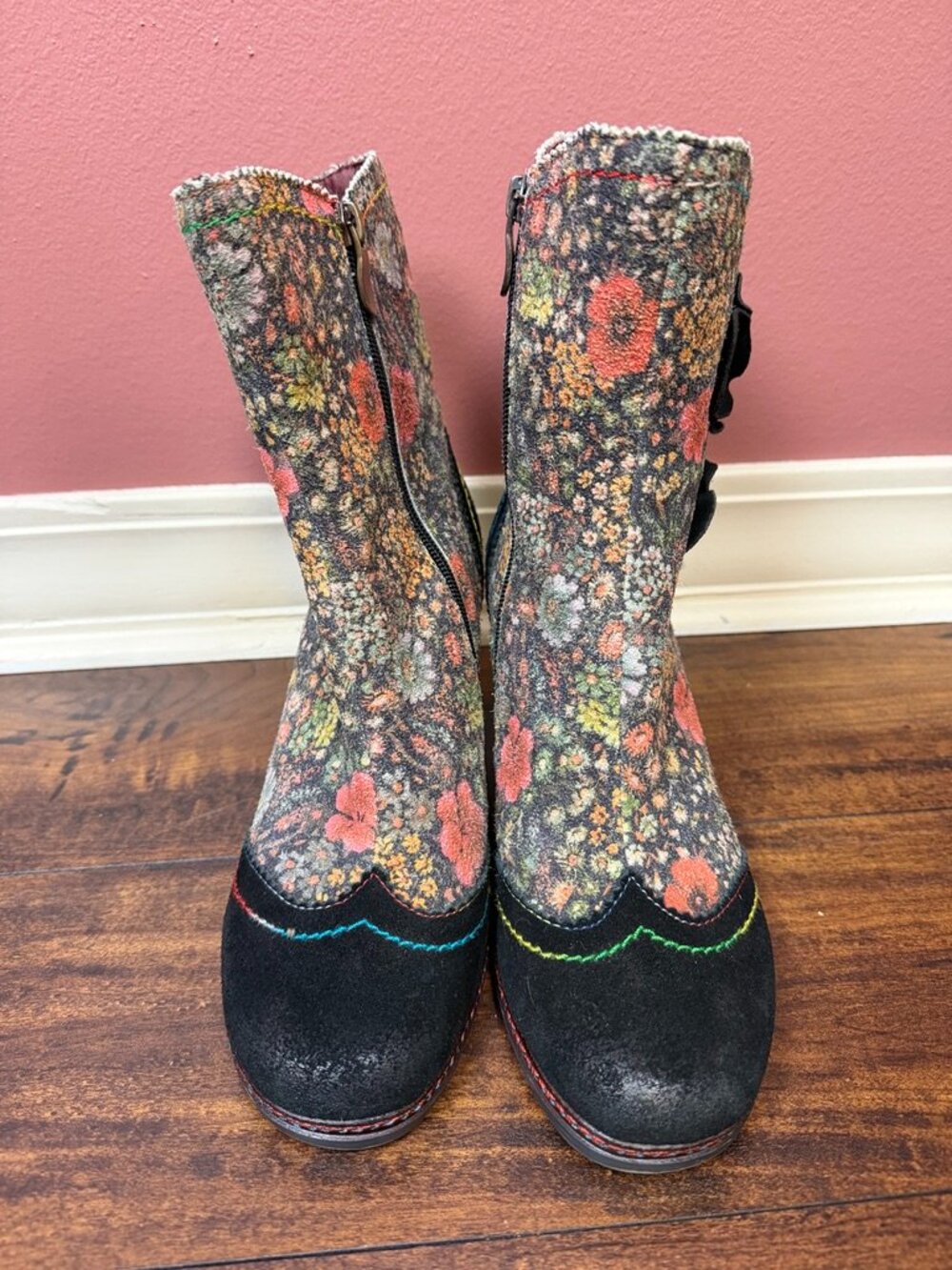 L'Artiste Simonetta Floral Bootie with Black Suede Details Size 39 or US 8.5 - Picture 6 of 11